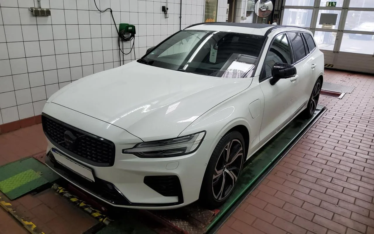 VOLVO V60 T8 Recharge AWD Ultimate Dark+SHZ+AHK+360°+19 - 456 PS