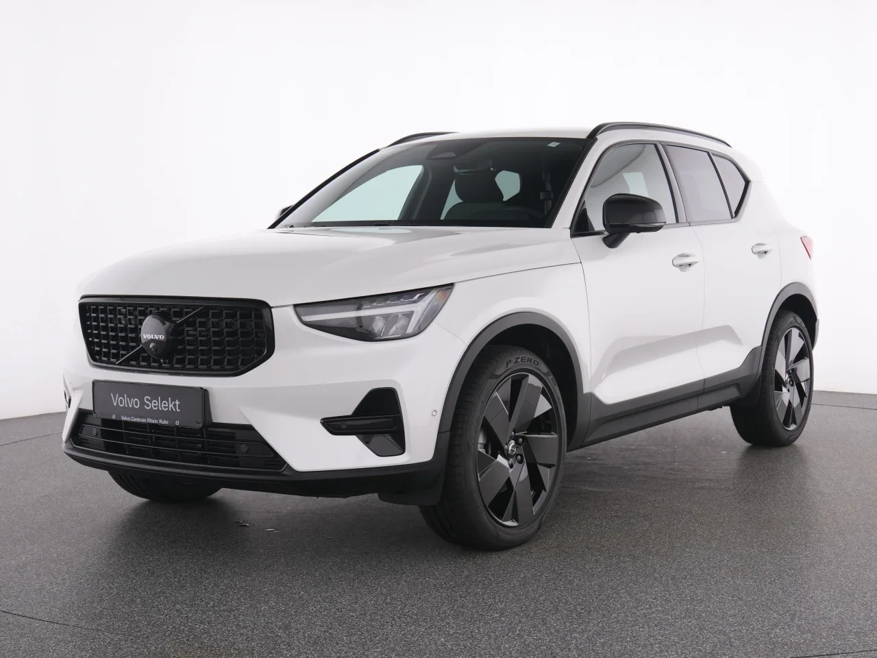 VOLVO XC40 B3 Plus Black+360°KAM+WINTERPAK+MEMRY+20LM - 163 PS