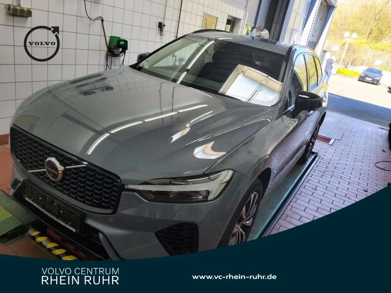 VOLVO XC60 B4 AWD  PLUS DARK HKSOUND+360°+PANO+LM+ - 197 PS