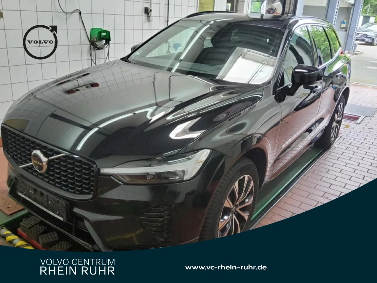 VOLVO XC60 B4 AWD  PLUS DARK PANO+HKSOUND+360°+LM+ - 197 PS