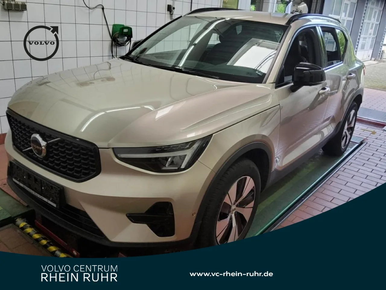 VOLVO XC40 B3 Plus Dark+AHK+360°+WINTERPAK+MEMORY+LM18 - 163 PS
