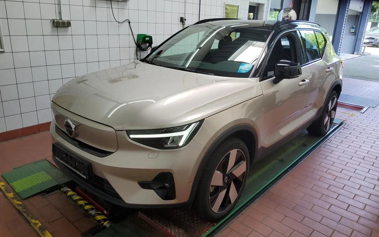 VOLVO XC40 PURE ELECTRIC Ultimate+360°+LM20+ - 231 PS