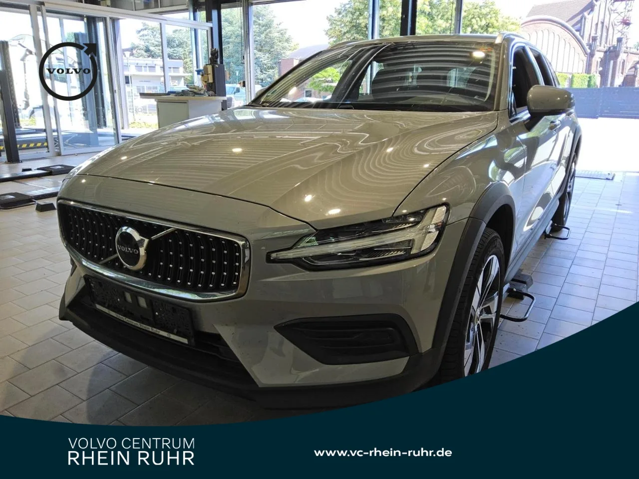 VOLVO V60 Cross Country B4 AWD PLUS WINTERPAK+LM18 - 197 PS