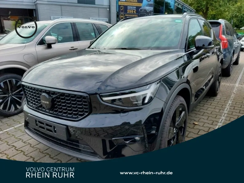 VOLVO XC40 B3  Ultra Black+ALARM+LICHTPAK+MEMRY+PANO+ - 163 PS